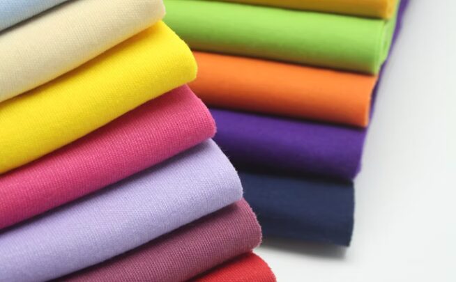 La actual tendencia a la moda rápida o fast fashion es uno de los principales retos a los que se debe hacer frente para avanzar hacia la circularidad en la industria textil. Con la nueva Directiva (UE) 2025/1892 se persigue promover la economía circular en el sector textil.