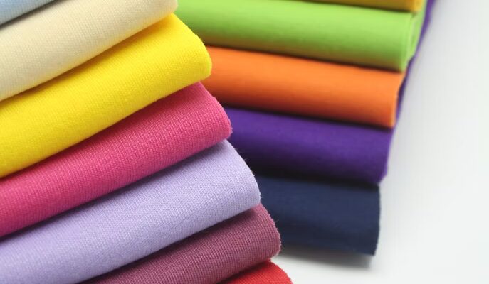 La actual tendencia a la moda rápida o fast fashion es uno de los principales retos a los que se debe hacer frente para avanzar hacia la circularidad en la industria textil. Con la nueva Directiva (UE) 2025/1892 se persigue promover la economía circular en el sector textil.