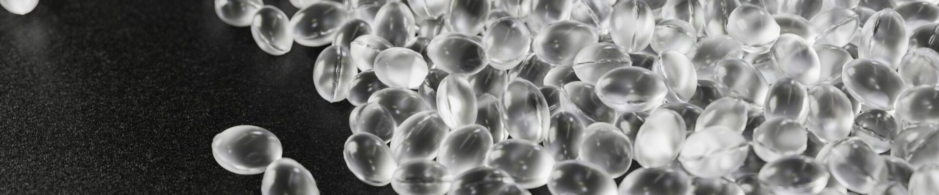 El pasado 22 de septiembre el Consejo adoptó el Reglamento relativo a la prevención de las pérdidas de granza de plástico para reducir la contaminación por microplásticos. Se trata de la primera regulación específica en el ámbito de la Unión Europea que aborda la prevención de las pérdidas de granza de plástico como fuente directa de contaminación por microplásticos.